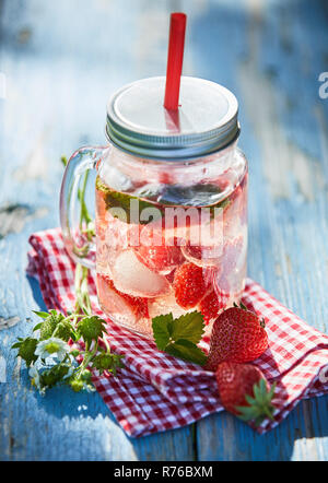 Fruits et berry punch infusée dans un bocal en verre Banque D'Images