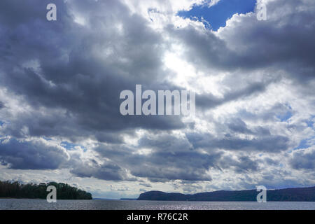 Croton-On-Hudson, New York, USA : vue sur la rivière Hudson sous un ciel rempli de nuages, à au sud de Croton Point Park. Banque D'Images