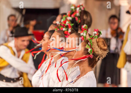 PLOVDIV, BULGARIE - août 06, 2015 - 21-st festival international de folklore à Plovdiv, Bulgarie. Le groupe folklorique de la Serbie vêtus de traditiona Banque D'Images