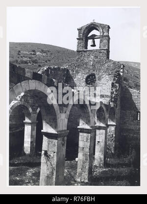 Abruzzes Bussi sul Tirino S. Maria di Cartignano, c'est mon l'Italie, l'Italie Pays de l'histoire visuelle, l'architecture médiévale et la sculpture architecturale, 11ème et 12ème siècles, en grande partie en ruines. Façade a simple rosace et placé en position centrale à campanile avec une ouverture en arc légèrement pointu. Nef intérieur arcade reste partiellement intacts. Certains fragments d'inscriptions sculptées restent également. Banque D'Images