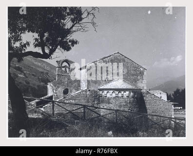 Abruzzes Bussi sul Tirino S. Maria di Cartignano, c'est mon l'Italie, l'Italie Pays de l'histoire visuelle, l'architecture médiévale et la sculpture architecturale, 11ème et 12ème siècles, en grande partie en ruines. Façade a simple rosace et placé en position centrale à campanile avec une ouverture en arc légèrement pointu. Nef intérieur arcade reste partiellement intacts. Certains fragments d'inscriptions sculptées restent également. Banque D'Images