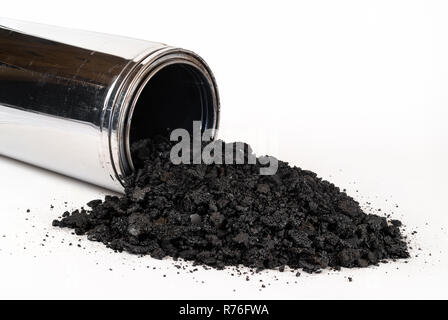 Tuyau de cheminée Poêle à bois isolé avec accumulation dangereuse de la créosote sur un fond blanc. Banque D'Images