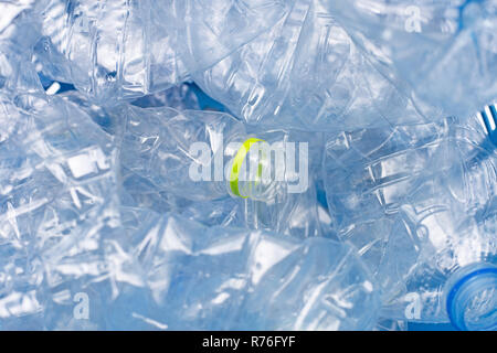 Les bouteilles en plastique dans la poubelle. Banque D'Images