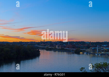 Automne lumineux coucher de soleil sur le front de mer de Georgetown à Washington DC, USA. Nous urbain panorama capital le long de la Rivière Potomac. Banque D'Images