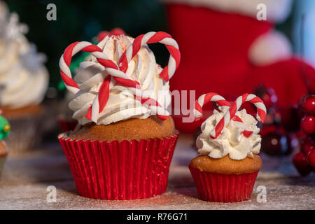 Divers Noël coloré cupcakes avec fond de bois et d'arbres de Noël Banque D'Images