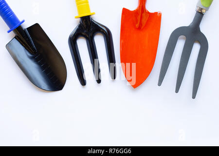 Pelle à jardin et la fourche isolé sur fond blanc Banque D'Images