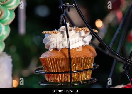 Divers Noël coloré cupcakes avec fond de bois et d'arbres de Noël Banque D'Images