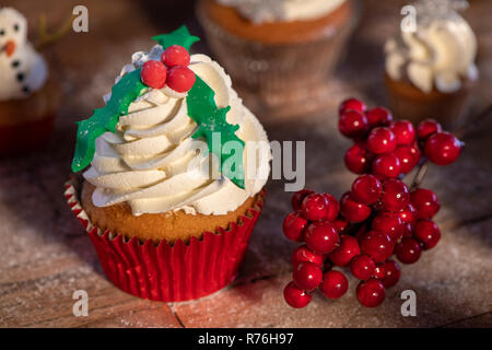 Divers Noël coloré cupcakes avec fond de bois et d'arbres de Noël Banque D'Images