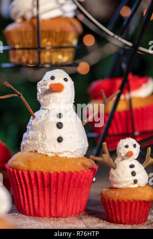 Divers Noël coloré cupcakes avec fond de bois et d'arbres de Noël Banque D'Images