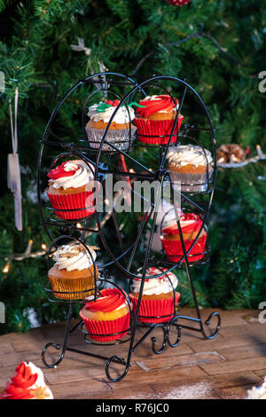 Divers Noël coloré cupcakes avec fond de bois et d'arbres de Noël Banque D'Images