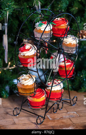 Divers Noël coloré cupcakes avec fond de bois et d'arbres de Noël Banque D'Images