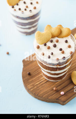 Gâteau au chocolat au miel et rien dans un verre. La Saint-Valentin des bonbons. Banque D'Images