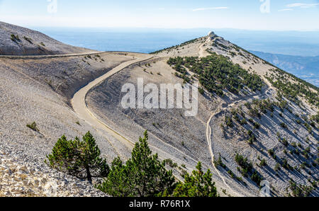 Haut de rock mountain Mont Serein Ventoux avec route courbe sur le bord de la colline en Provence, France. Banque D'Images