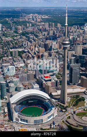 Une vue aérienne verticale du centre-ville de Toronto avec la Tour CN et les stades sportifs. Banque D'Images