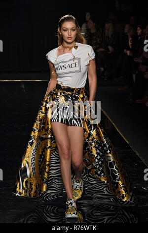 NEW YORK, NY - 02 DÉCEMBRE : modèle Gigi Hadid promenades la piste au Versace Collection Pre-Fall 2019 à l'American Stock Exchange le 02 décembre, 2 Banque D'Images