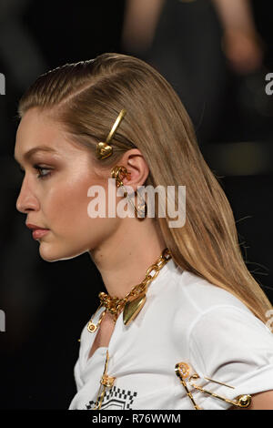 NEW YORK, NY - 02 DÉCEMBRE : modèle Gigi Hadid promenades la piste au Versace Collection Pre-Fall 2019 à l'American Stock Exchange le 02 décembre, 2 Banque D'Images