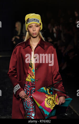 NEW YORK, NY - 02 DÉCEMBRE : Modèle Issa promenades Francais la piste au Versace Collection Pre-Fall 2019 à l'American Stock Exchange sur Décembre 02, 20 Banque D'Images