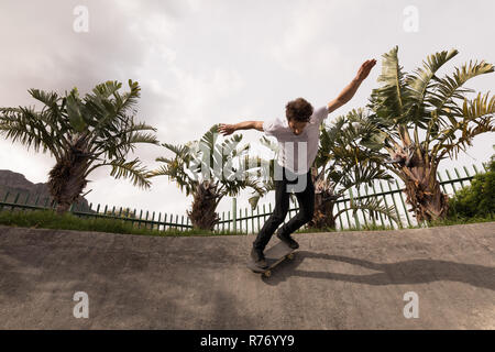 Man skateboarding dans un planchodrome Banque D'Images