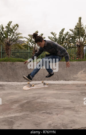 Man skateboarding dans un planchodrome Banque D'Images