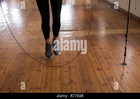 Boxer avec l'exercice de la corde à sauter in fitness studio Banque D'Images