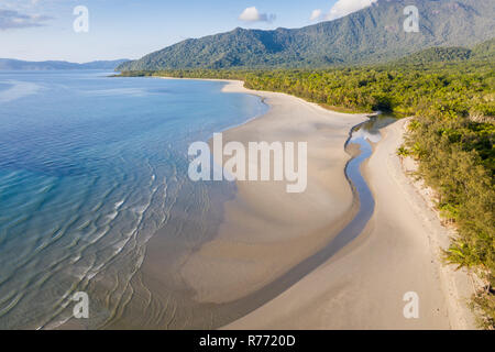 Vue aérienne de la plage de Noé dans la région de Daintree du Far North Queensland tropical. Dans cette belle section de la côte, la forêt tropicale rencontre la mer. Banque D'Images