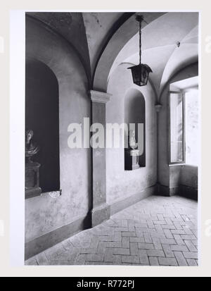 Ombrie Terni Terni Palazzo Manassei, c'est mon l'Italie, l'Italie Pays de l'histoire visuelle, une vue sur l'extérieur façade du Palazzo Manassei, l'escalier et loggia, le long de laquelle sont niched statues et bustes romains. Une vue sur l'intérieur avec un plafond à caissons et de bustes en marbre ovale inséré dans les niches le long des murs prix Afficher les peintures, les statues, les objets archéologiques dans des vitrines, et une lunette fresco par Pier Matteo da Amelia avec fresque au plafond par Luca de La Haye. La plupart des vues sont des peintures et retables trouvés dans ces chambres, à l'exception d'un cru en bois Banque D'Images