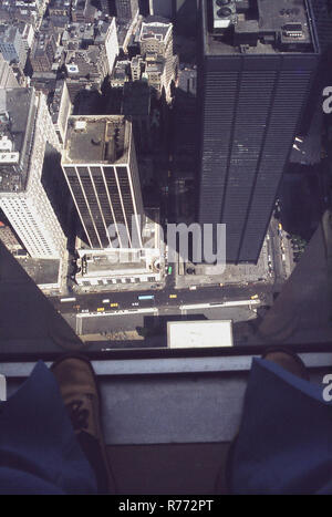 Années 1970, une vue d'en haut, debout à partir d'une fenêtre d'un gratte-ciel, regardant vers le bas de la rue ci-dessous, Manhattan, New York, NYC, USA. Banque D'Images