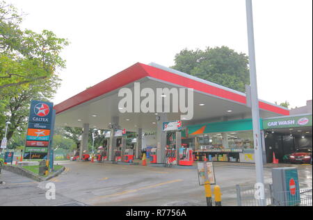 Personnes visitent la station service Caltex à Singapour. Banque D'Images