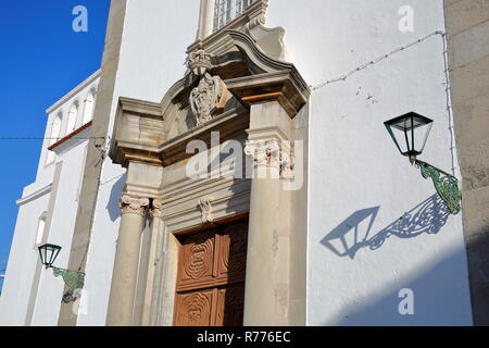 Gros plan sur l'entrée principale de l'église catholique Nossa Senhora do Carmo, situé dans la vieille ville de Tavira, Algarve, Portugal Banque D'Images