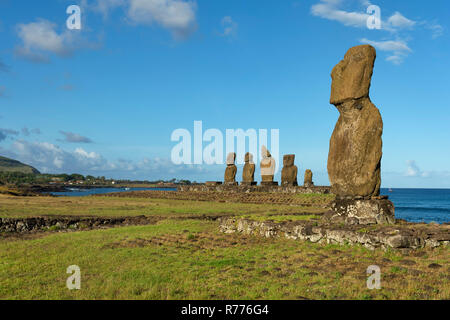 Au cérémonial Tahai Moais complexe, Hanga Roa, parc national de Rapa Nui, Site du patrimoine mondial de l'UNESCO, l'île de Pâques, Chili Banque D'Images