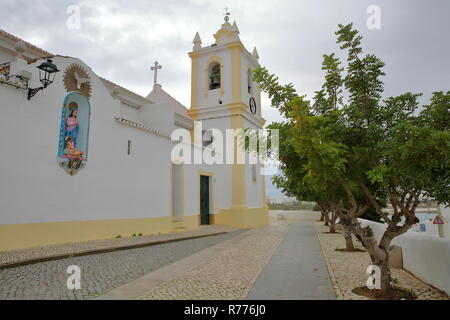 L'église de Ferragudo, situé à l'intérieur du village de pêcheurs, avec une statue de la Vierge Marie à l'avant-plan, Vilamoura, Algarve, Portugal Banque D'Images