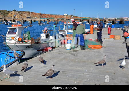 SAGRES, PORTUGAL - 12 NOVEMBRE 2018 : les pêcheurs travaillant sur les filets de pêche au port de pêche Banque D'Images