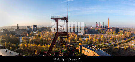 UNESCO World Heritage Site, Zeche Zollverein, vue sur l'arbre d'un chevalement 1, sur la gauche de l'arbre double 12, à droite la cokerie Banque D'Images