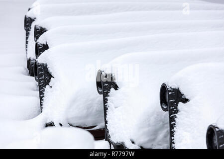 Vue rapprochée des bancs de parc couverte par la neige, blanc Banque D'Images