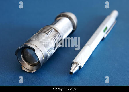 Produits de l'aluminium, une lampe de poche et un stylo Banque D'Images