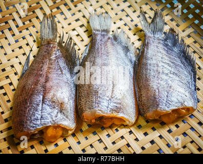 Poisson séché au soleil / Trichogaster pectoralis le poisson séché avec sur panier de bambou Banque D'Images