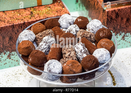 Assortiment de blanc,noir et de chocolat au lait. chocolat et les grains de café sur fond toile rustique en bois, d'épices, de cannelle.. macro sélective chocolats bonbons. arrière-plan. Banque D'Images