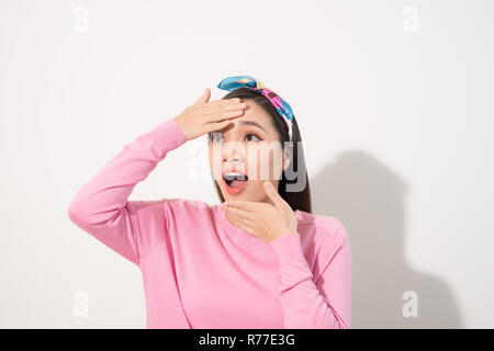 Asian woman touching her face au sentiment de surprise, de joie et de bonheur, chemise rose, fond blanc Banque D'Images