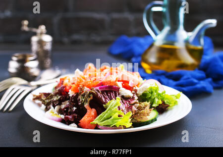 Salade de saumon et l'alimentation avec des légumes frais Banque D'Images