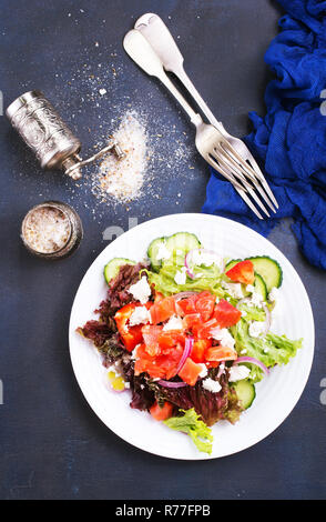 Salade de saumon et l'alimentation avec des légumes frais Banque D'Images