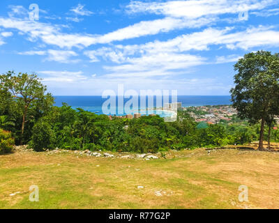 Plage jamaïcaine A. Caribbean Beach sur la côte nord de la Jamaïque, près de Dunn's River Falls et Ocho Rios. Banque D'Images