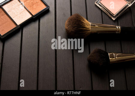 Brosse de maquillage . La poudre de visage bronzeur et pinceau cosmétique Banque D'Images