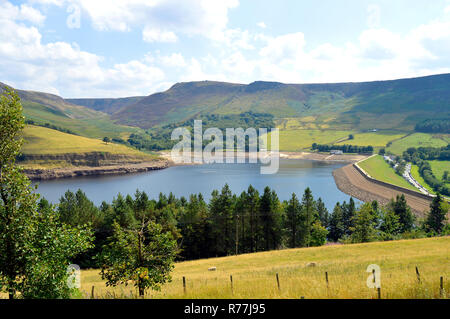 Réservoir d'Dovestone où se trouve les vallées de la Greenfield et Chew Brooks converger ensemble au-dessus du village de Greenfield, sur Tameside Moor Banque D'Images