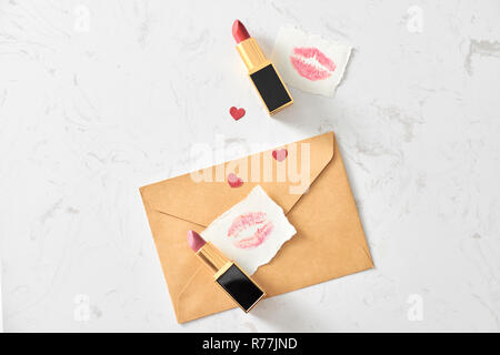 Amour saint valentin ensemble heureux d'affection concept avec le rouge à lèvres et rouge à lèvres kiss mark Banque D'Images