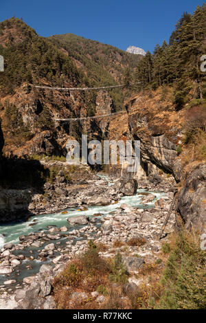 Le Népal, Larja Dobhan, Larja ponts traversant courant rapide de Dudh Sculpture khosi au confluent de la rivière Bhote Sculpture khosi Banque D'Images