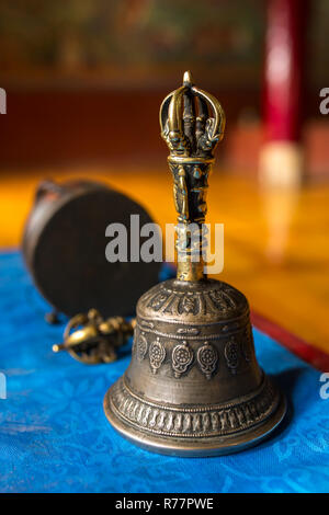 - L'équipement religieux bouddhiste Vajra Dorje et Bell. Vue en gros en monastère bouddhiste tibétain au Ladakh Banque D'Images