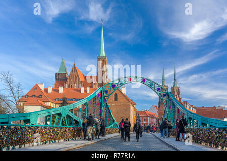 Wroclaw, Pologne - 10 décembre 2017 : Cathédrale de St Jean Baptiste sur la rivière Odra à Wroclaw, Pologne Banque D'Images