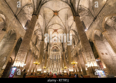 Barcelone, Espagne - 25 mars 2018 : plafond de l'église gothique de Santa Maria del Mar dans le quartier de Ribera de Barcelone, Espagne Banque D'Images