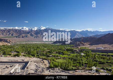 Belle vue de la ville de Leh et verte vallée de l'Indus au Ladakh, le Jammu-et-Cachemire, en Inde. Banque D'Images