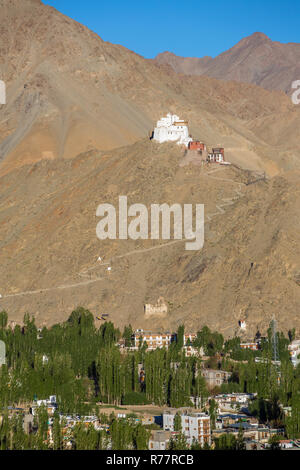 Tsemo temple de Maitréya au crépuscule à Leh, Ladakh, Inde Banque D'Images